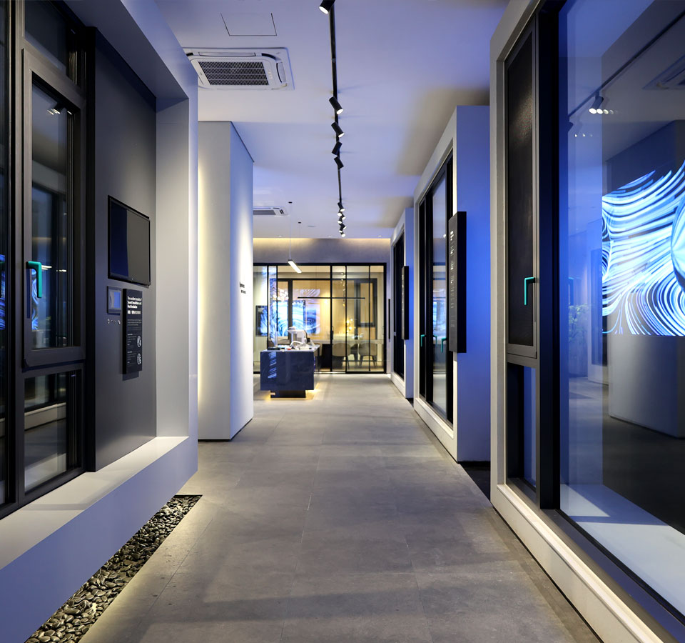 卡諾德式系統(tǒng)門窗新展廳產(chǎn)品陳列